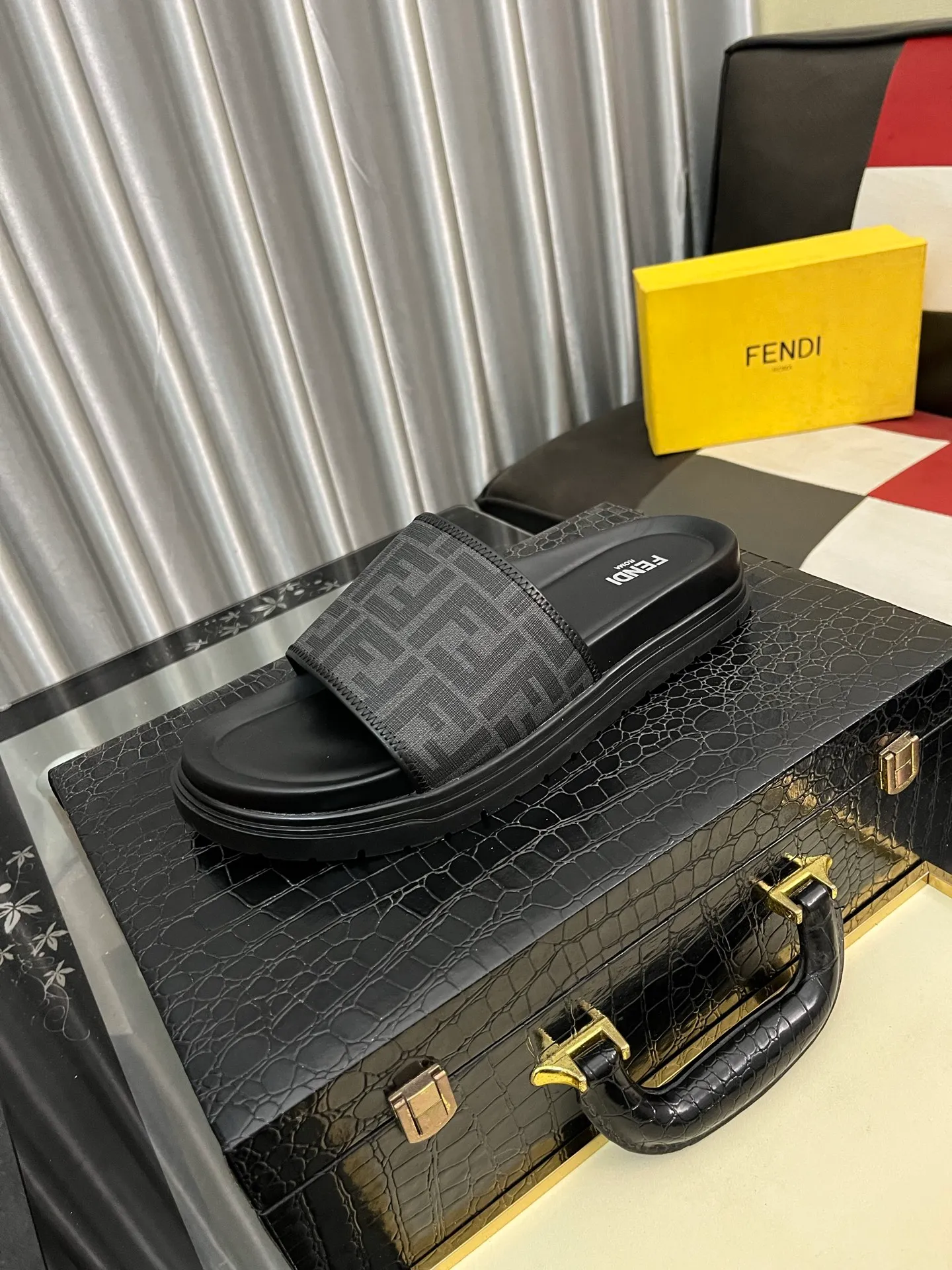 Men's men's shoes💰320⌚️⌚️FENDI Fendi slippers and sandals are shipped💄How can this summer be without the blessing of little monsters💄Original imported special hardware decorative pattern➕Original private model outsole! Details determine success or failure, good quality is not afraid of magnifying details! It feels super comfortable on your feet! This summer you need a pair of trendy, cool and comfortable sandals👣 Standard size: 38-443️⃣Colors available